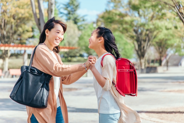 子供を褒める親と喜ぶ子供