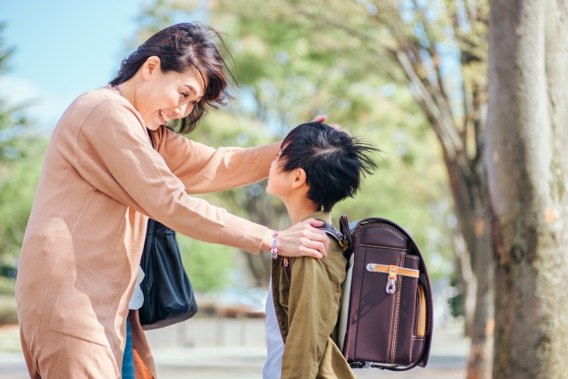 子供を褒める保護者と喜ぶ子供